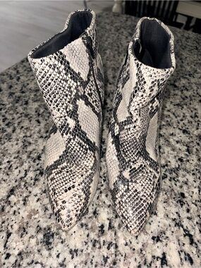 Snake-Print Pointed Toe Ankle Boots - Black & white
